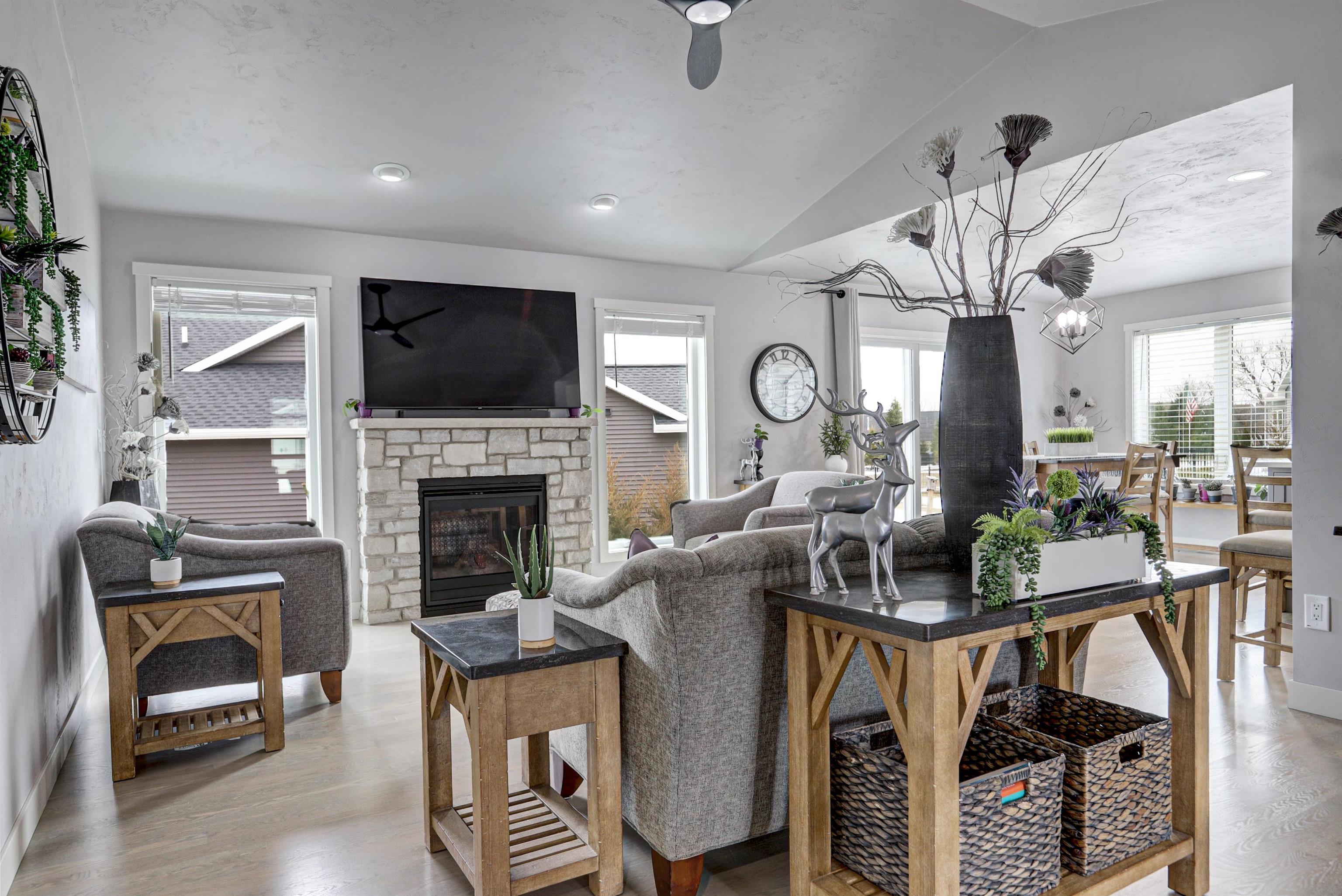 2701 West Fallen Oak Drive Appleton, WI 54913 - Photo 8 of 27