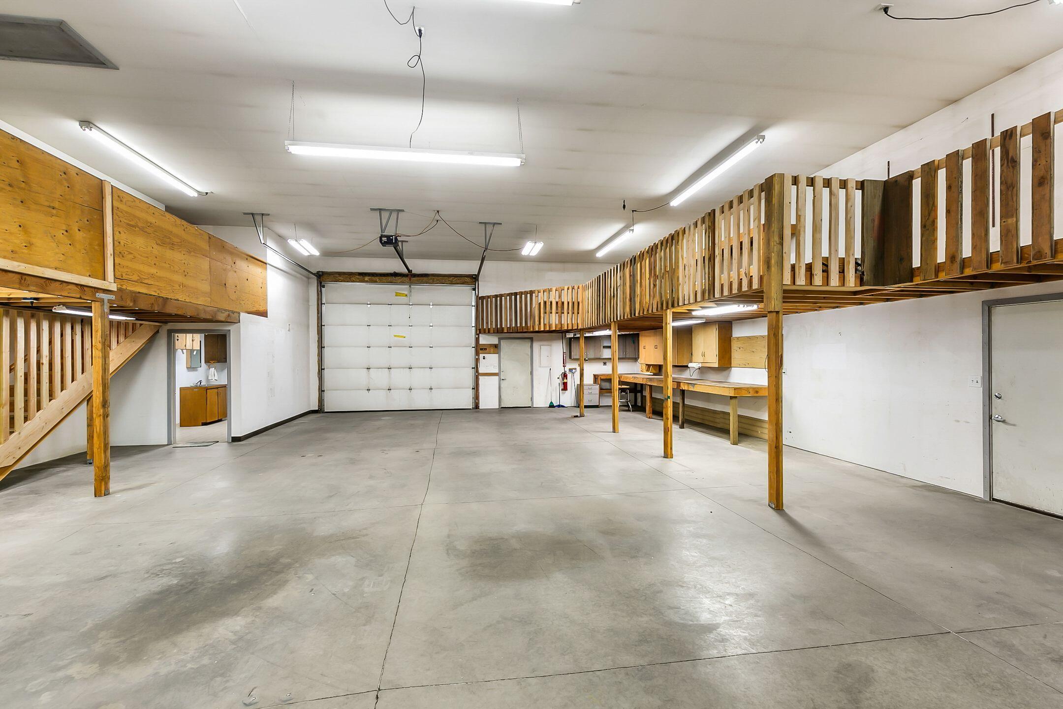 16153 Hawks Lair Road La Pine, OR 97739 - Photo 19 of 22 LapineShopinside2