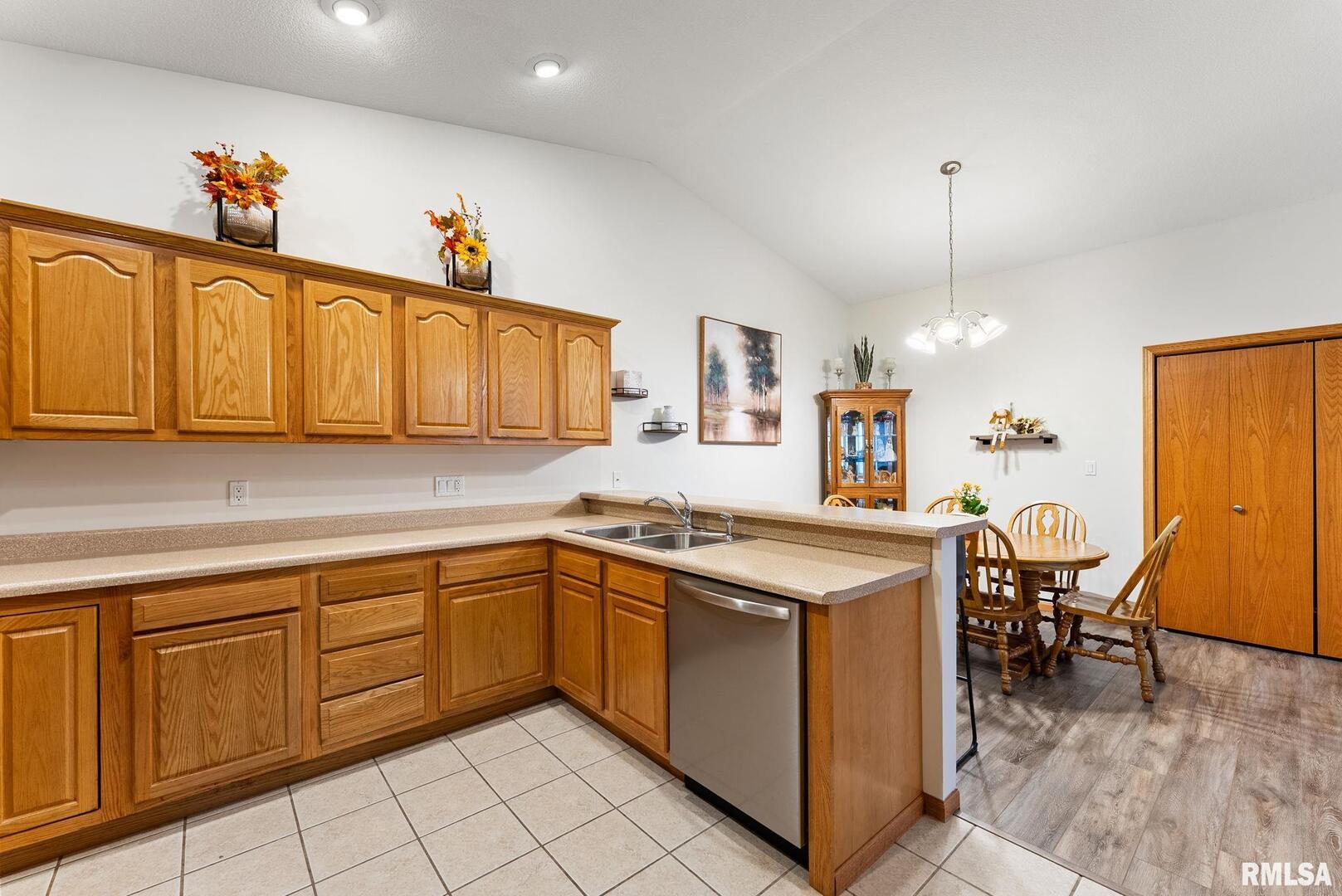 16 Cherry Hill, Unit 16 Hampton, IL 61256 - Photo 9 of 20
