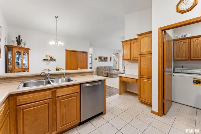 $200,000 | 16 Cherry Hill, Hampton, IL 61256