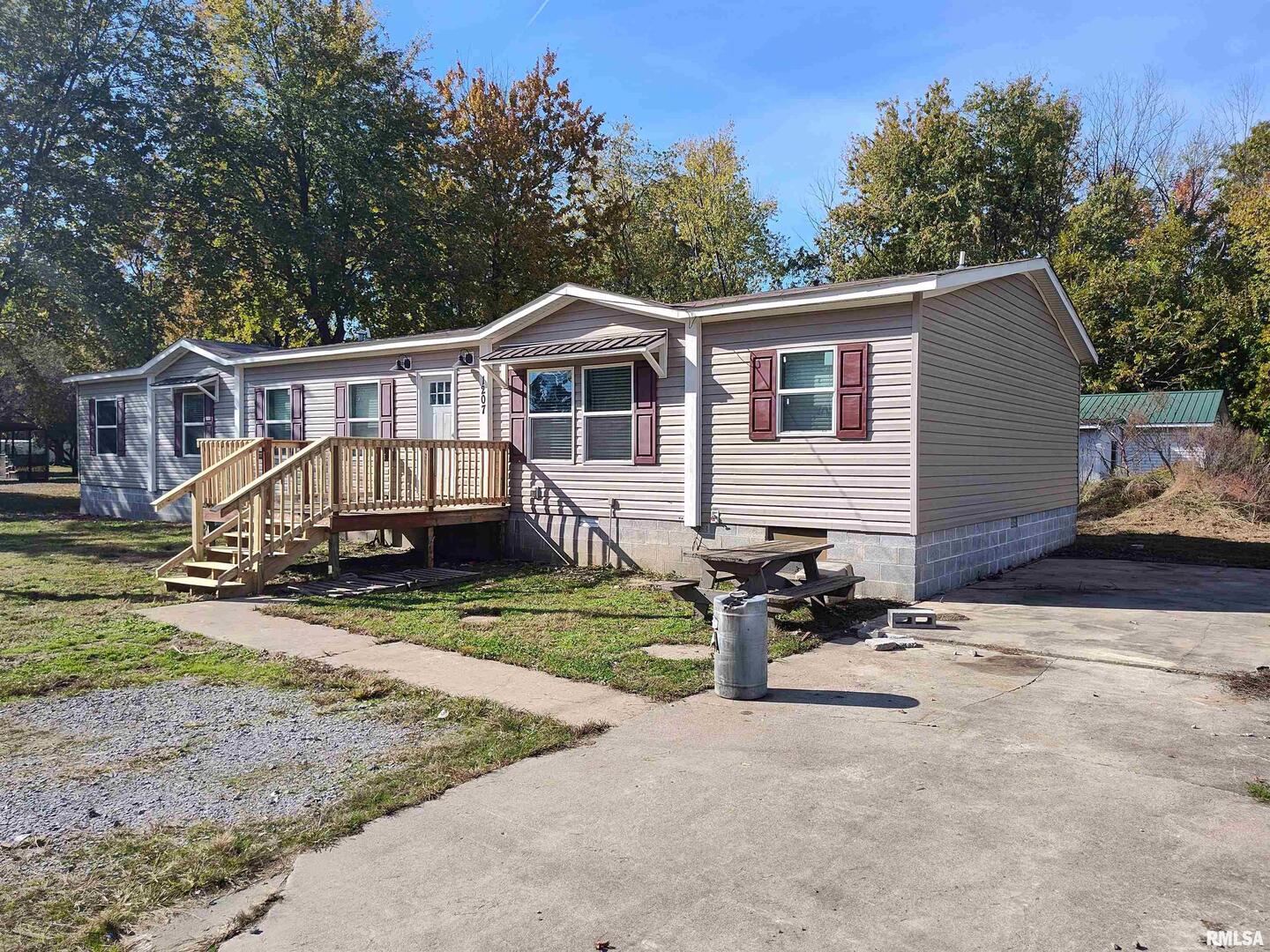 1207 Southwest 6th Street Fairfield, IL 62837 - Photo 3 of 24