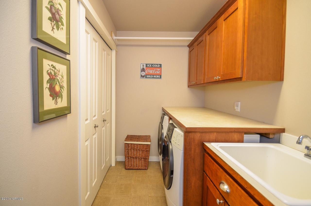 12457 West Barrett Road Yakima, WA 98908 - Photo 22 of 26 Laundry Room with Removable Counter Top