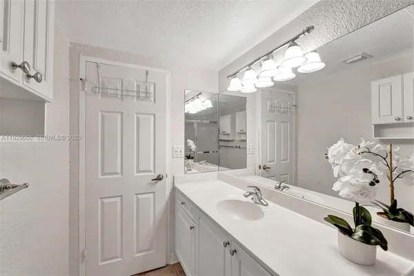 $4,500 | 2501 South Ocean Drive, Unit 1436, Hollywood, FL 33019