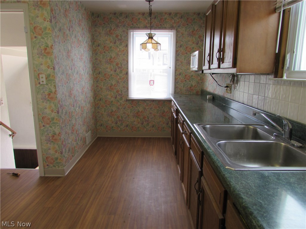 1536 Commodore Road Cleveland, OH 44124 - Photo 5 of 15