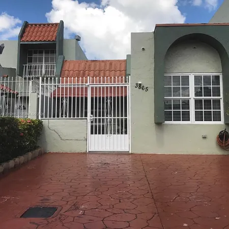 $2,700 | 3865 West 9th Way, Unit 17, Hialeah, FL 33012