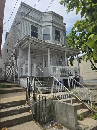 $2,595 | 19 Oak Street, Unit 2, Jersey City, NJ 07304