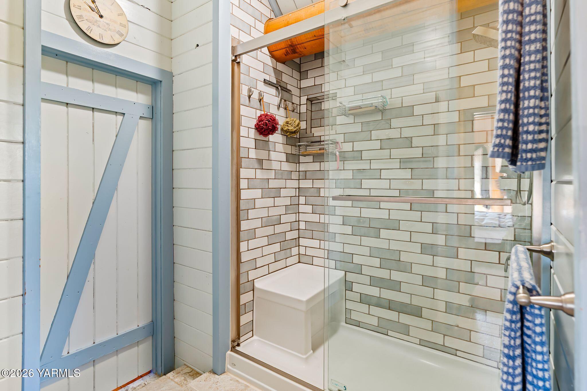 2550 Kays Road Wapato, WA 98951 - Photo 26 of 52 a bathroom with a toilet and a shower