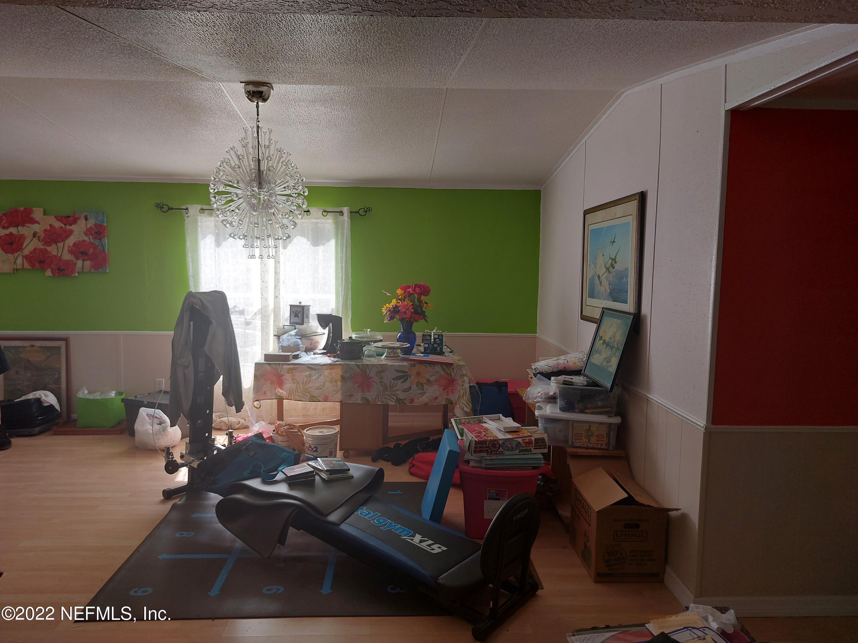 7272 Davidson Street Keystone Heights, FL 32656 - Photo 5 of 16 a room with furniture