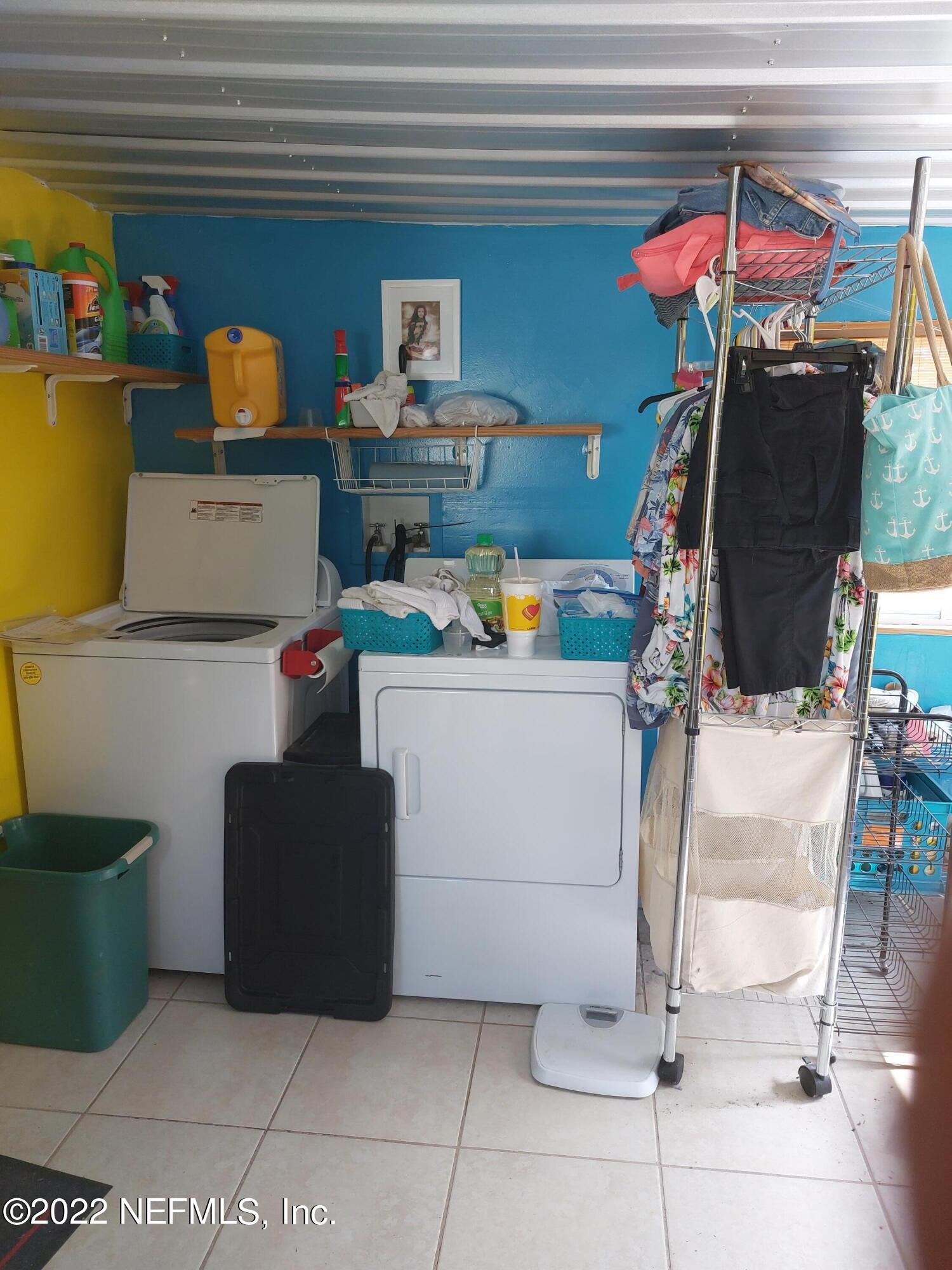 7272 Davidson Street Keystone Heights, FL 32656 - Photo 9 of 16 a living room with furniture and a potted plant