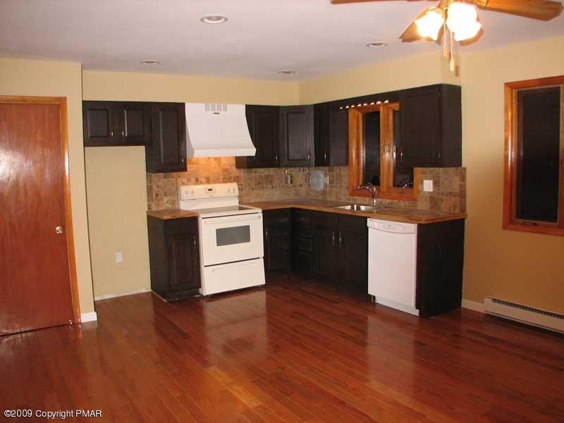 29 Sweet Briar Road Pocono Pines, PA 18350 - Photo 3 of 7 KITCHEN