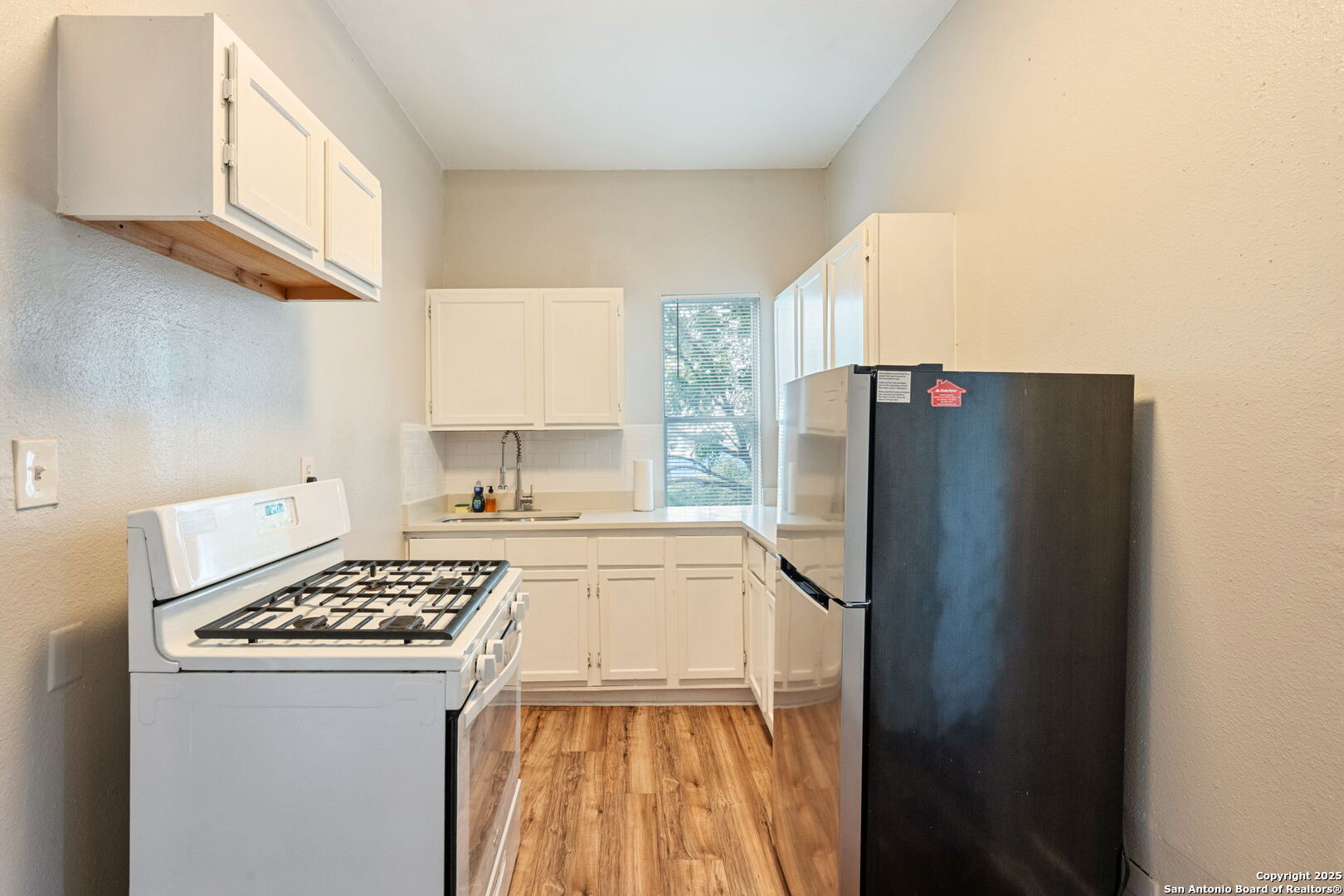 215 Blanco Road San Antonio, TX 78212 - Photo 31 of 48 a kitchen with a refrigerator and a stove