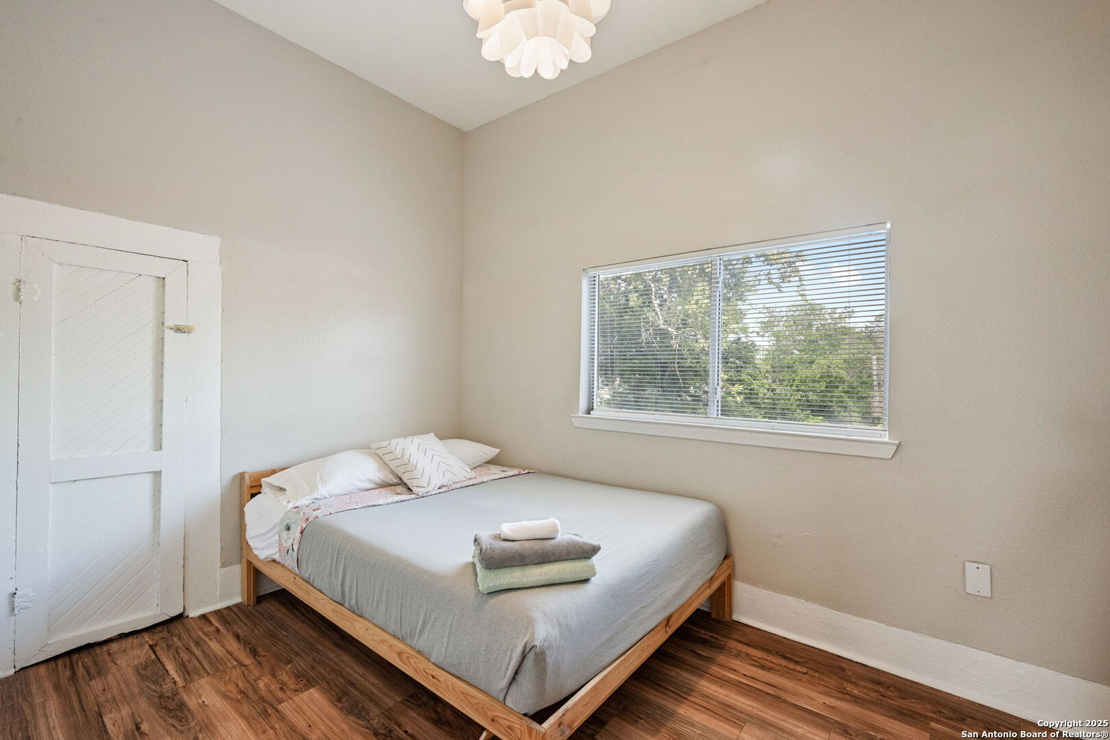 215 Blanco Road San Antonio, TX 78212 - Photo 34 of 48 a bedroom with a bed and a window