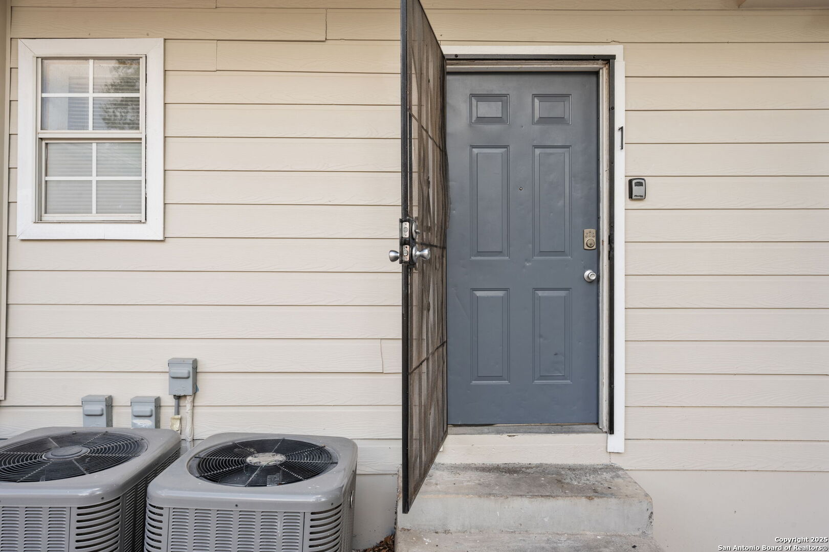 215 Blanco Road San Antonio, TX 78212 - Photo 8 of 48 a bathroom with a toilet and a sink