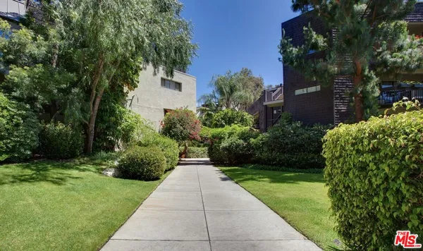$3,570 | 950 North Kings Road, Unit 268, West Hollywood, CA 90069