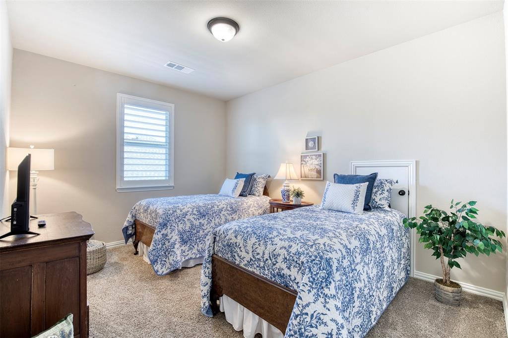 7760 Hackamore Street Frisco, TX 75036 - Photo 28 of 40 Upstairs bedroom with walk-in closet & Jack&Jill bathroom.