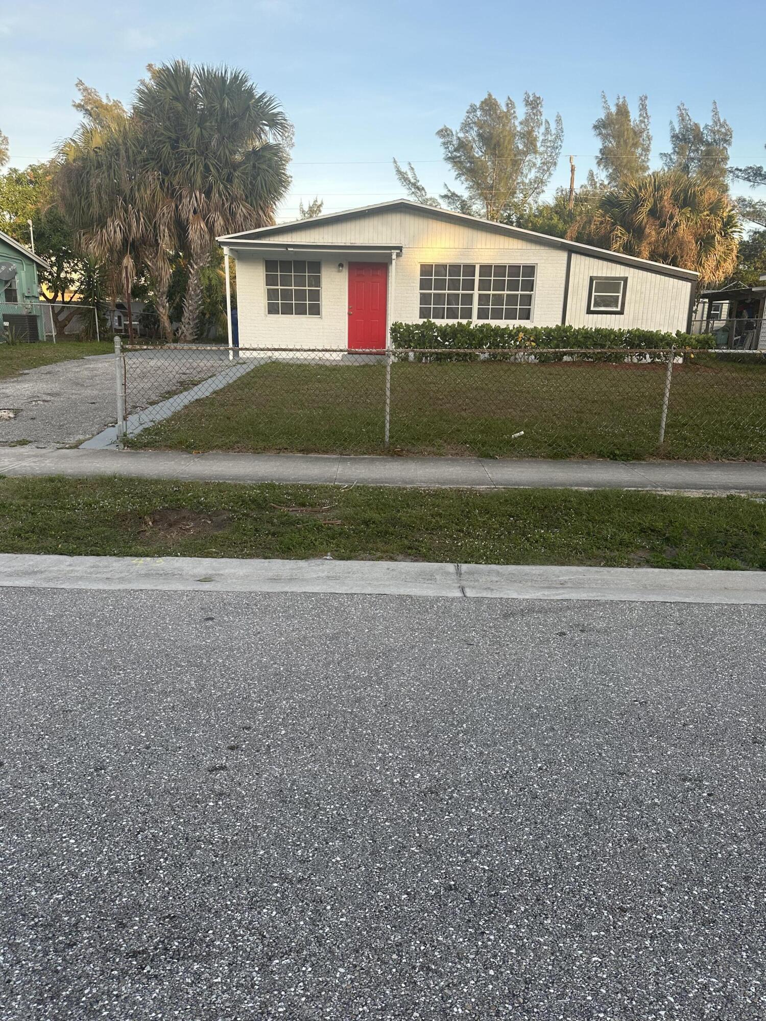 1210 Avenue R Riviera Beach, FL 33404 - Photo 4 of 22 IMG_7235