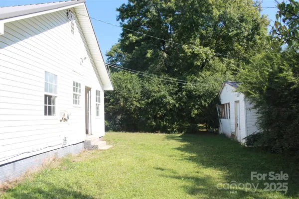a view of house with backyard