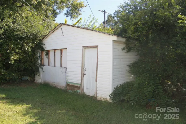 a view of a house with backyard