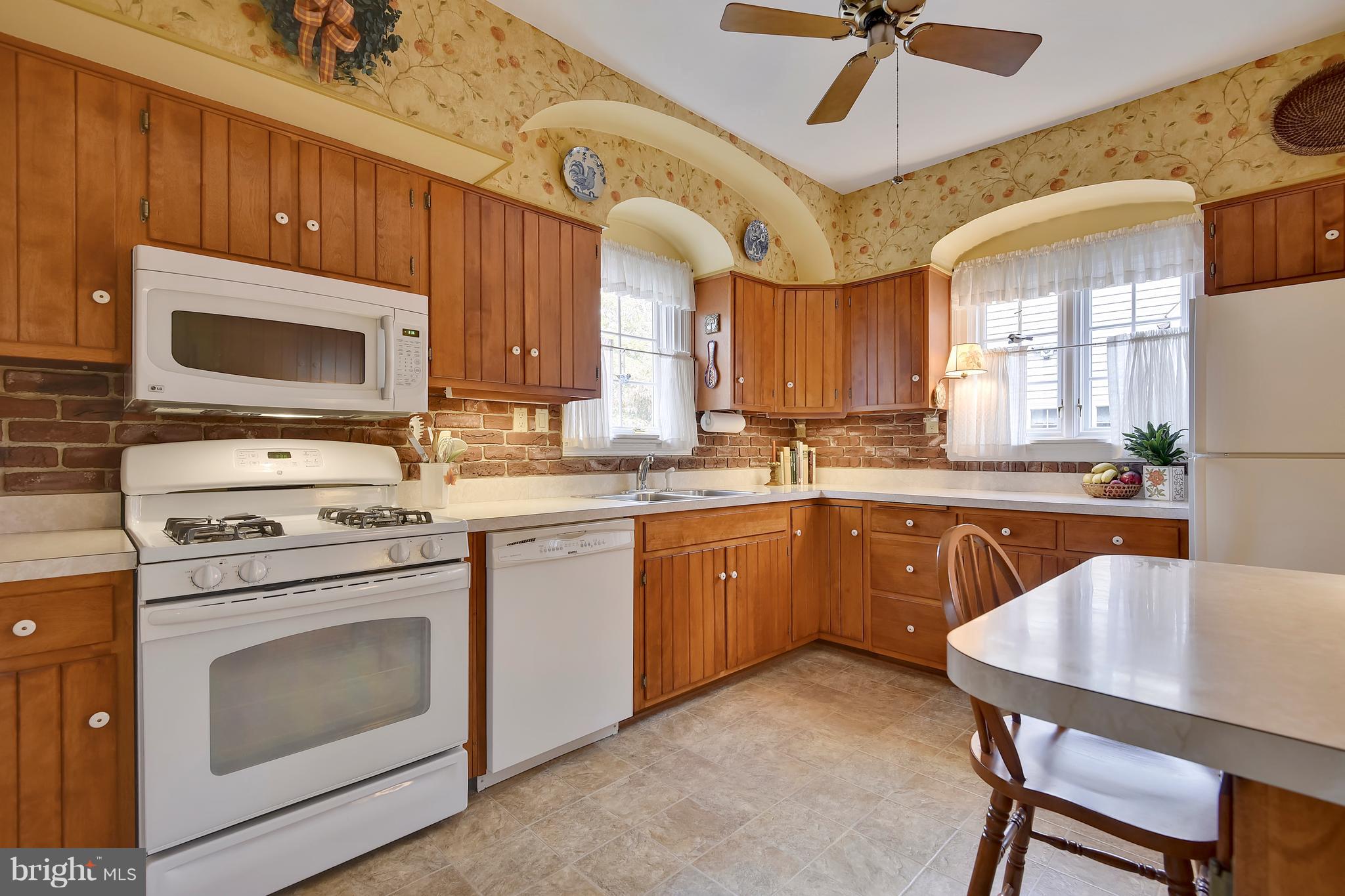 708 Stoneleigh Road Baltimore, MD 21212 - Photo 20 of 61 a kitchen with a stove a sink and a microwave