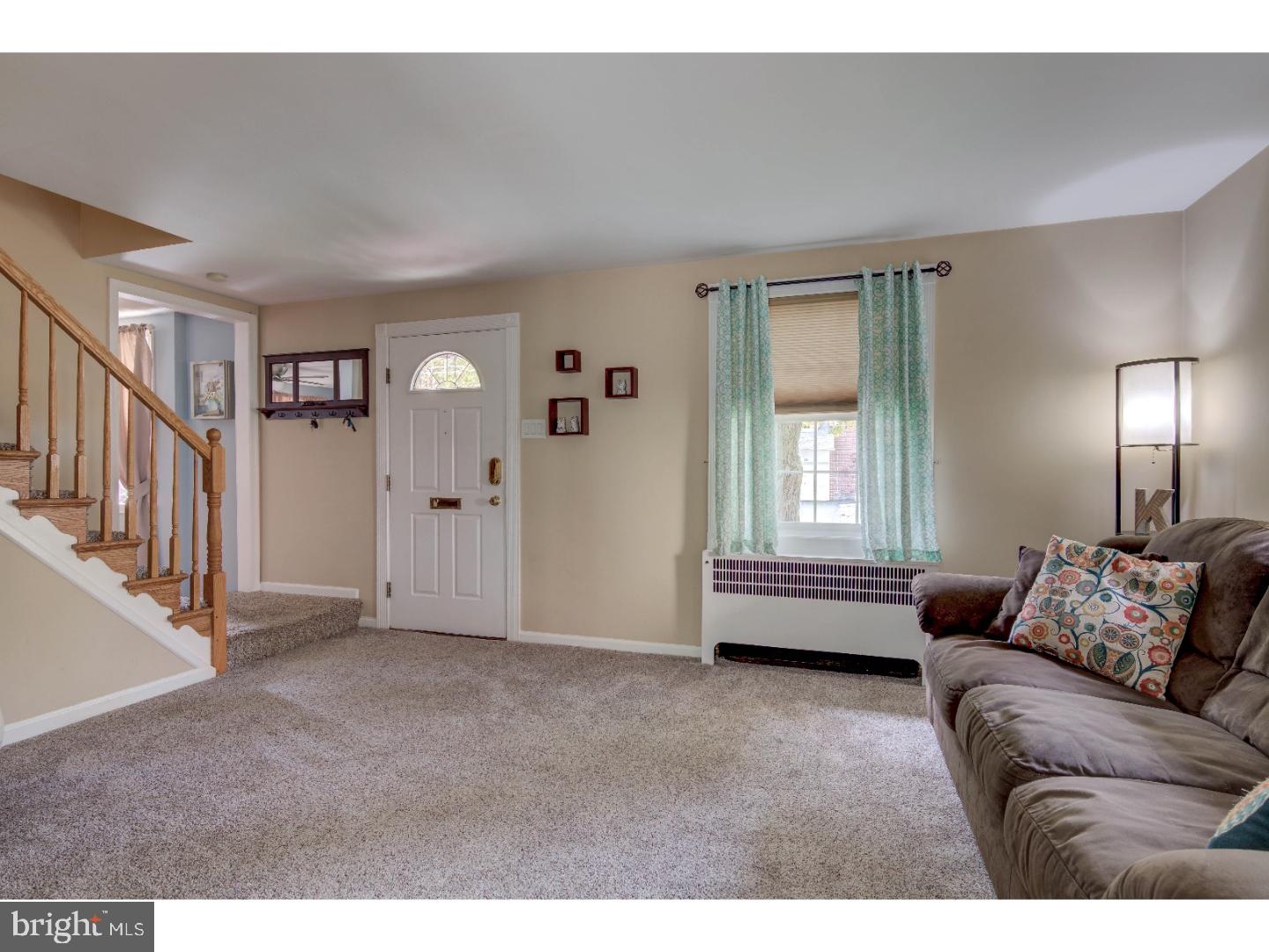 75 Lownes Lane Springfield, PA 19064 - Photo 3 of 25 Living Room