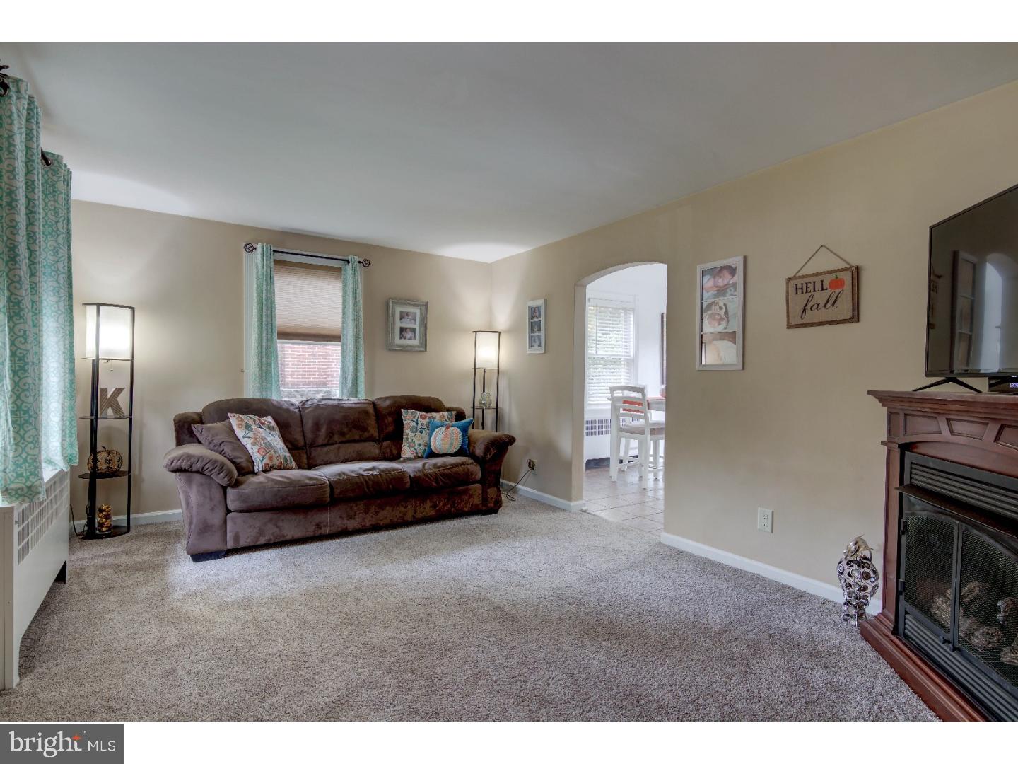 75 Lownes Lane Springfield, PA 19064 - Photo 4 of 25 Living Room