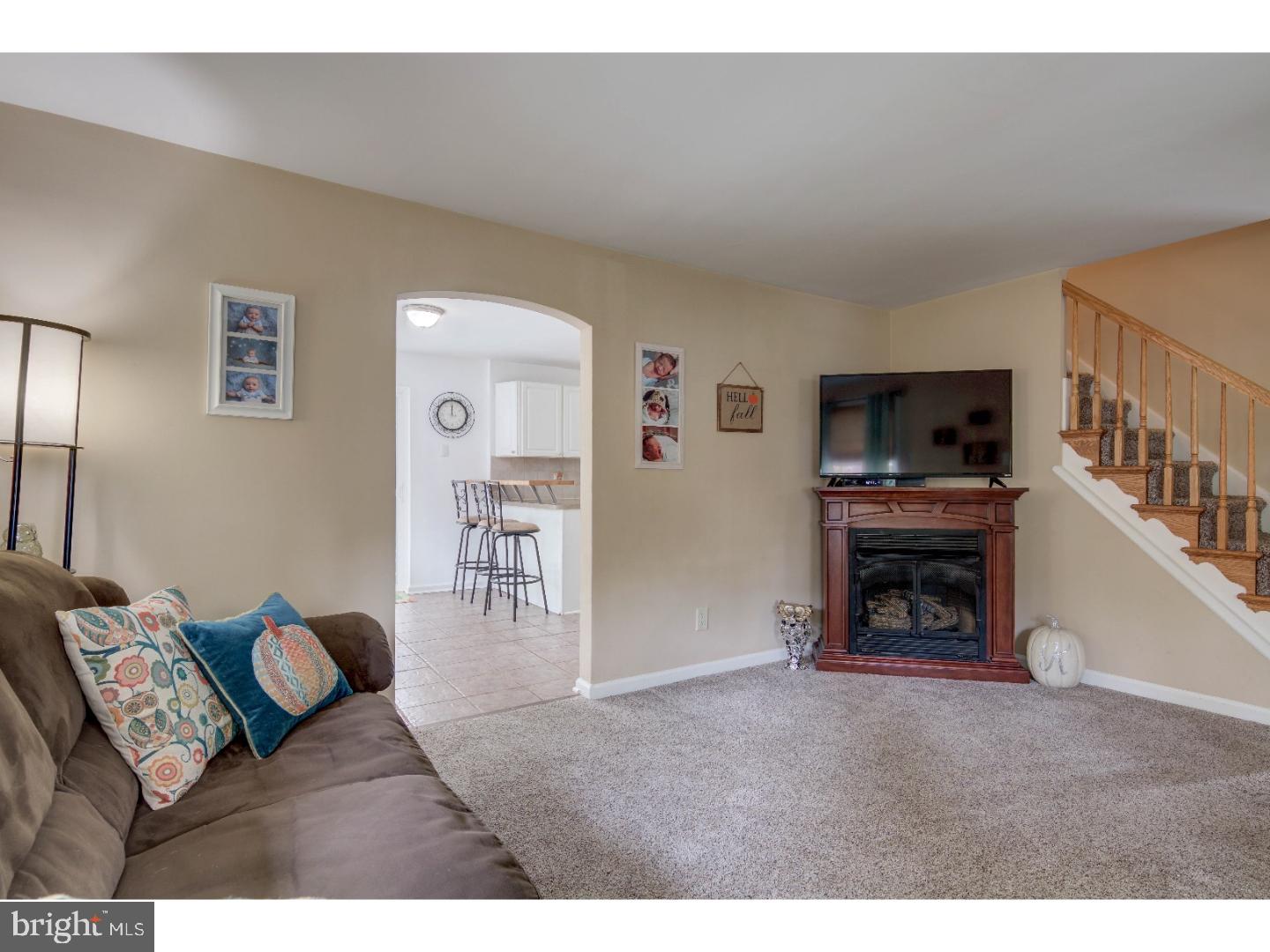 75 Lownes Lane Springfield, PA 19064 - Photo 5 of 25 Living Room