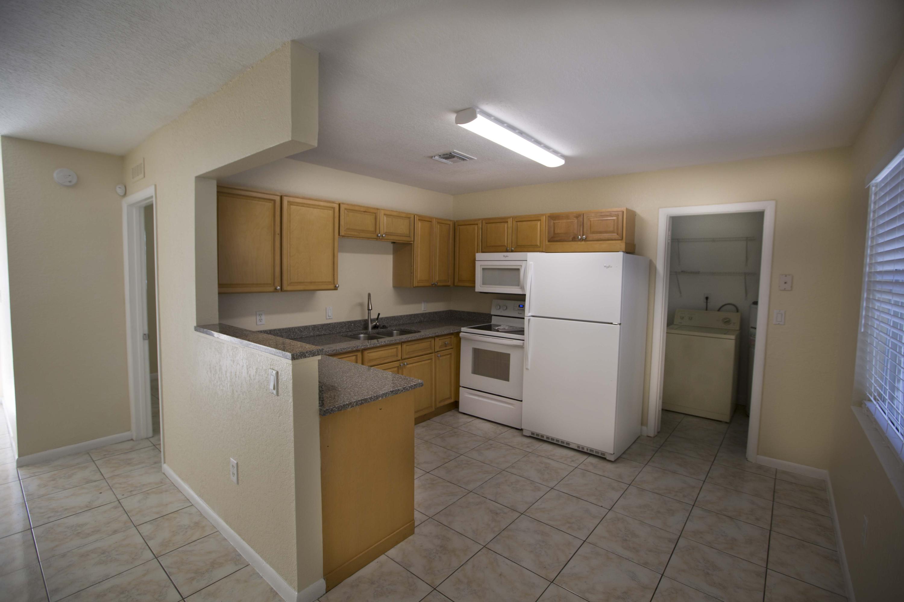 6065 Haddon Road West Palm Beach, FL 33417 - Photo 2 of 10 Kitchen