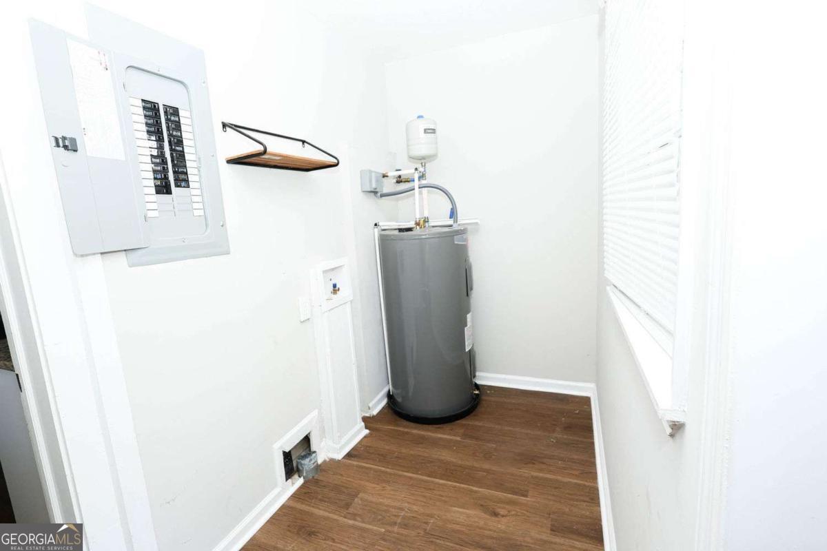 218 East Bonacre Road Cataula, GA 31804 - Photo 23 of 24 a view of a living room with a bathroom