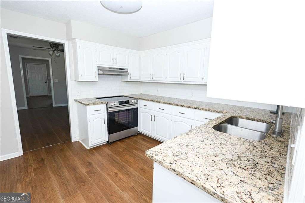 218 East Bonacre Road Cataula, GA 31804 - Photo 10 of 24 a kitchen with stainless steel appliances granite countertop a sink and stove top oven
