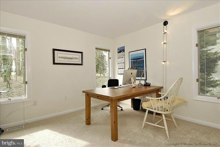1043 Old Bay Ridge Road Annapolis, MD 21403 - Photo 2 of 30 Main floor Bedroom