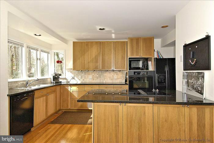 1043 Old Bay Ridge Road Annapolis, MD 21403 - Photo 13 of 30 Kitchen