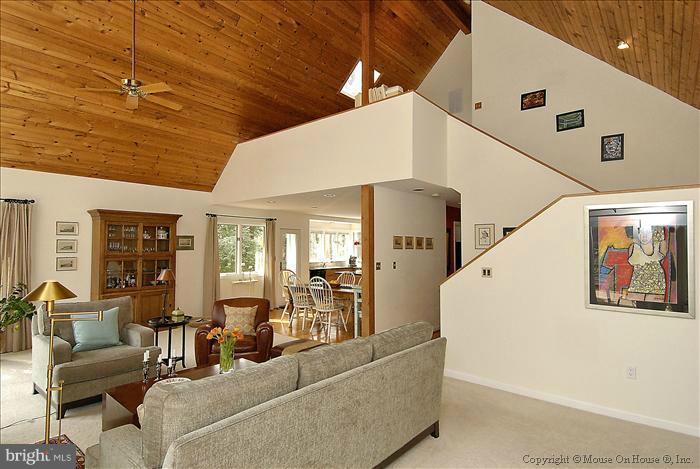 1043 Old Bay Ridge Road Annapolis, MD 21403 - Photo 14 of 30 Living Room