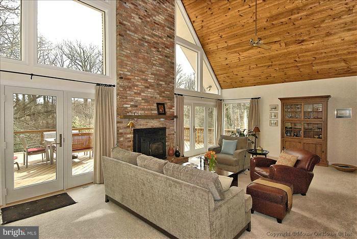 1043 Old Bay Ridge Road Annapolis, MD 21403 - Photo 21 of 30 Living Room