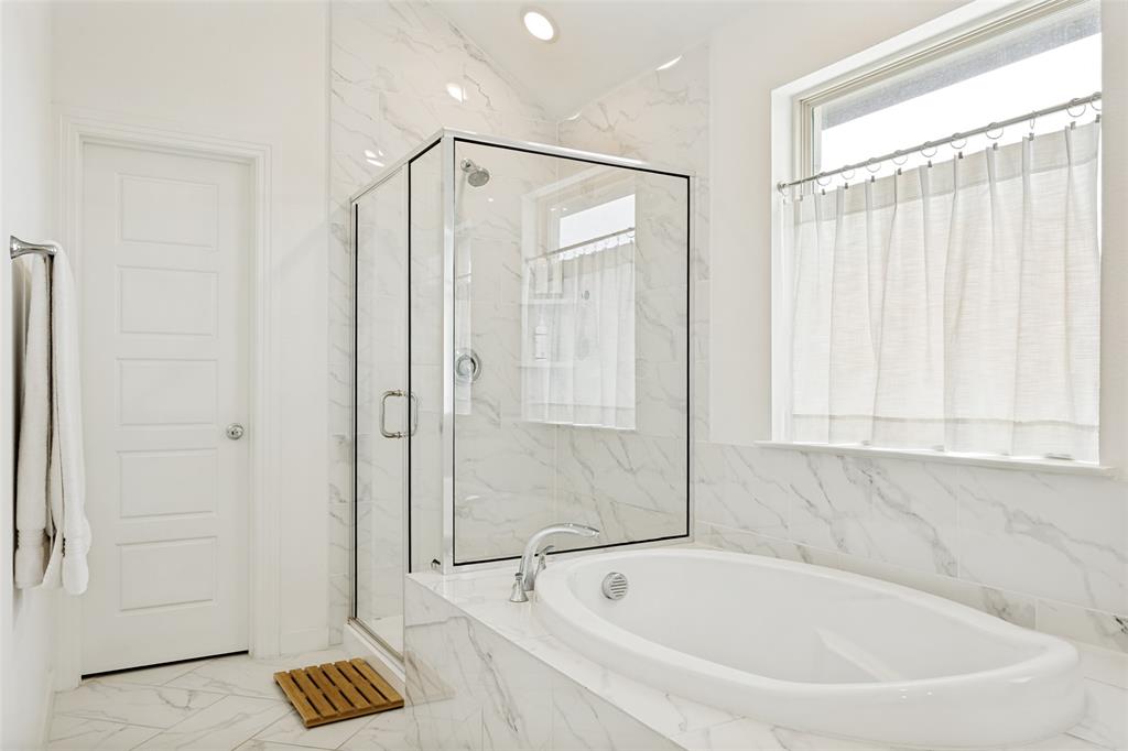 2736 Fiddler Way McKinney, TX 75071 - Photo 18 of 34 Upstairs Primary Bathroom