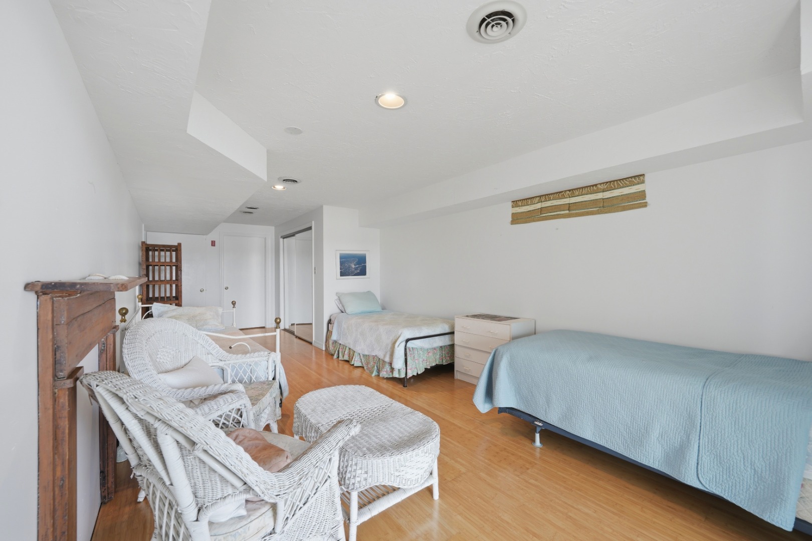 95 Hines Point Road Vineyard Haven, MA 02568 - Photo 28 of 36 a living room with furniture and a table