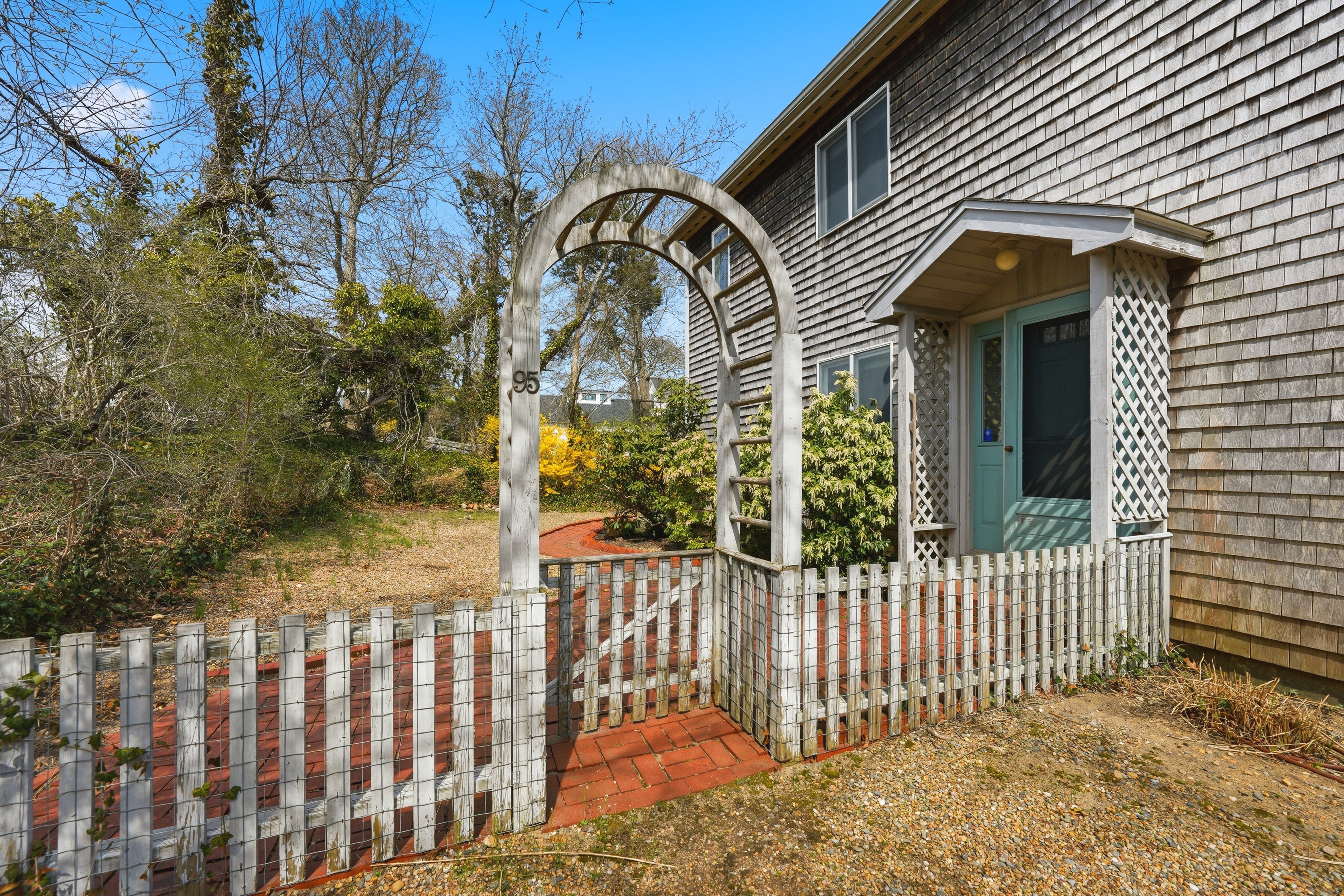 95 Hines Point Road Vineyard Haven, MA 02568 - Photo 6 of 36 a front view of a house