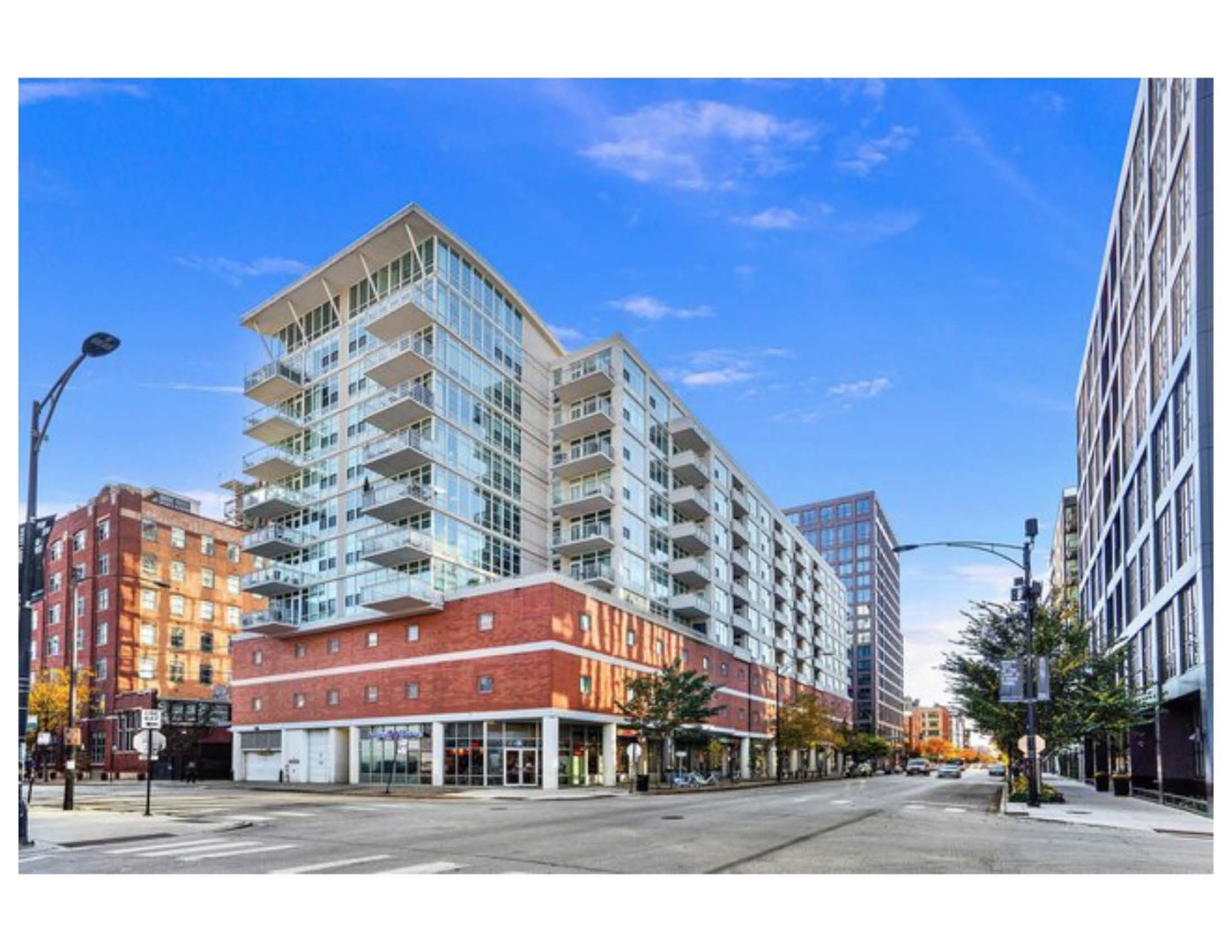909 West Washington Boulevard, Unit 1002 Chicago, IL 60607 - Photo 1 of 15 a view of a large building