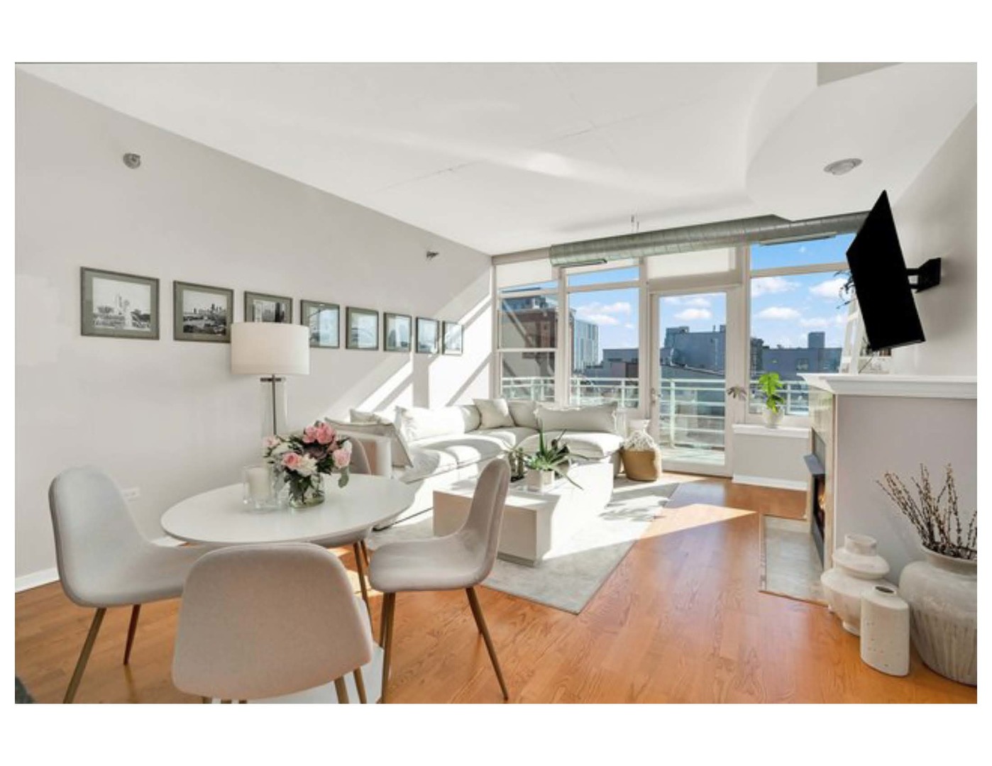 909 West Washington Boulevard, Unit 1002 Chicago, IL 60607 - Photo 6 of 15 a living room with furniture and a large window