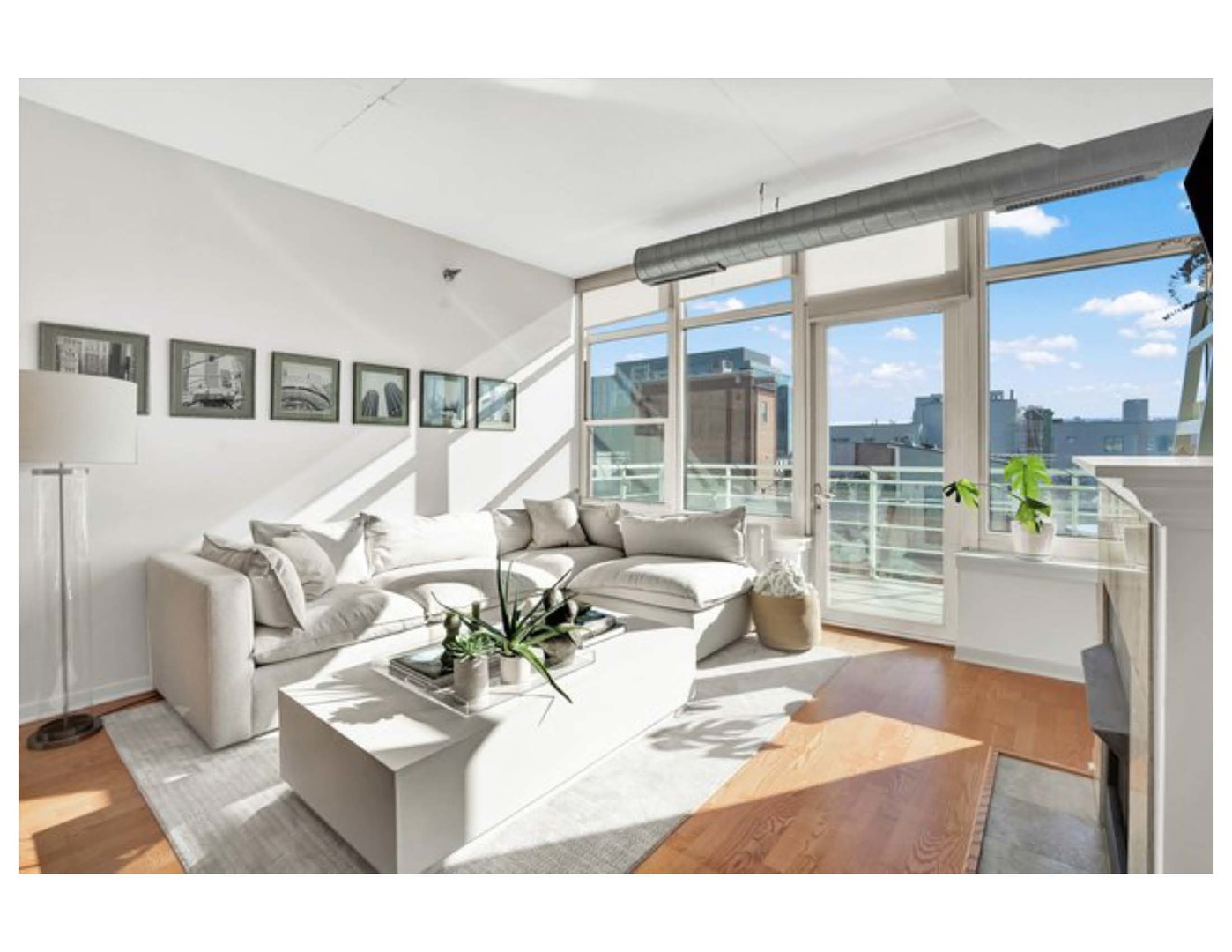 909 West Washington Boulevard, Unit 1002 Chicago, IL 60607 - Photo 7 of 15 a living room with patio furniture and a large window