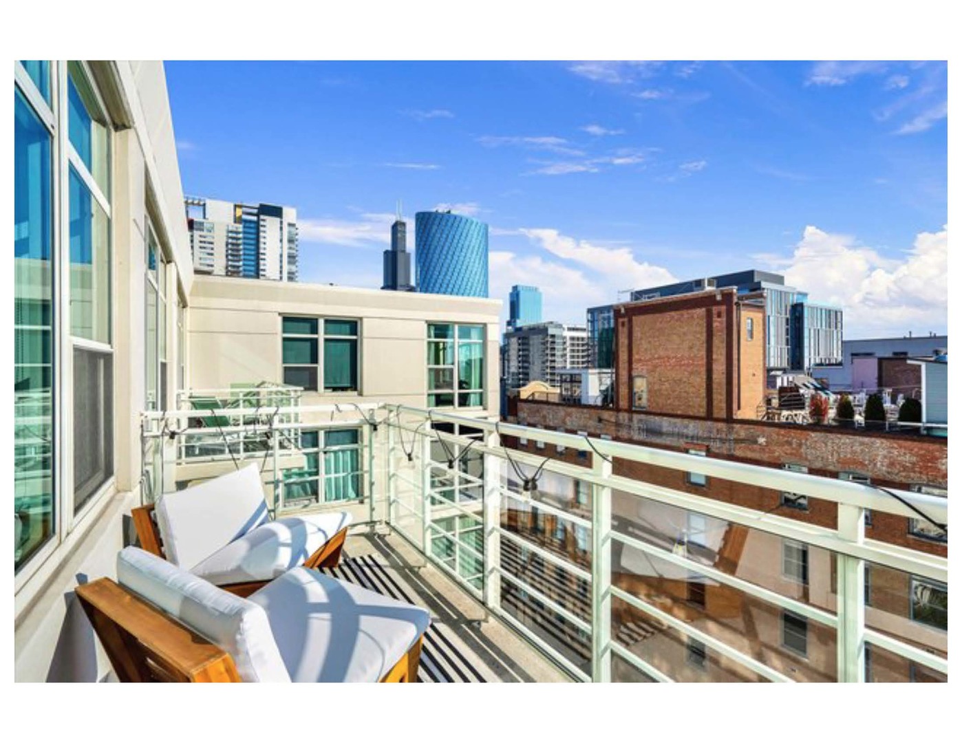 909 West Washington Boulevard, Unit 1002 Chicago, IL 60607 - Photo 9 of 15 a view of a living room and kitchen
