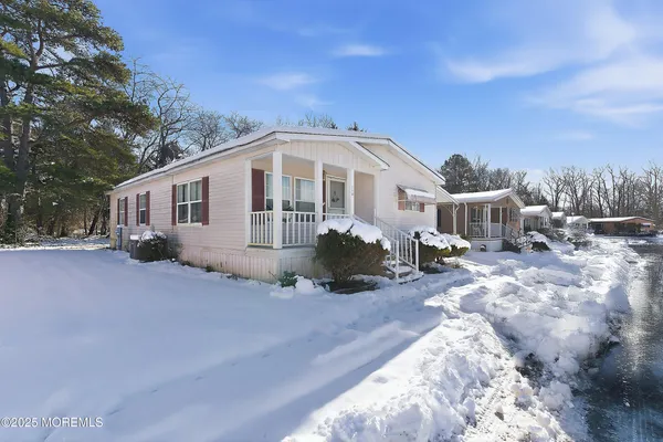 a view of a house with backyard