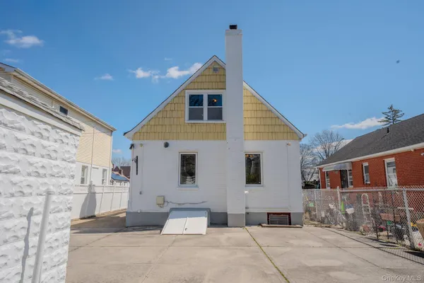 $1,090,000 | 49-58 Utopia Parkway | Flushing