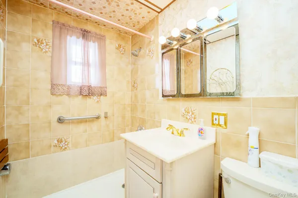 $1,090,000 | 49-58 Utopia Parkway | Flushing