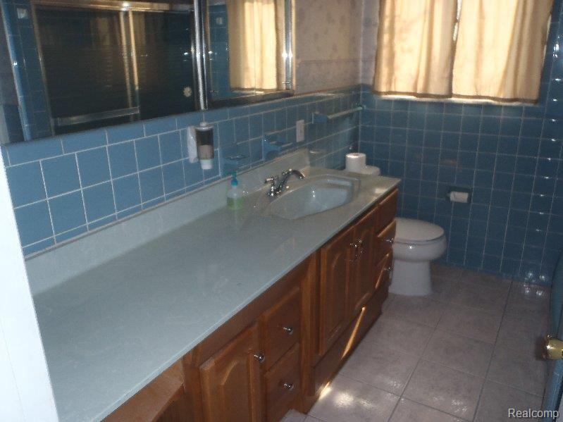 4632 Valley Road Trenton, MI 48183 - Photo 8 of 11 9744_G.jpg