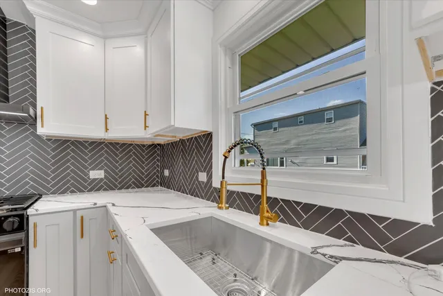 $465,000 | 9439 South 52nd Avenue, Oak Lawn, IL 60453