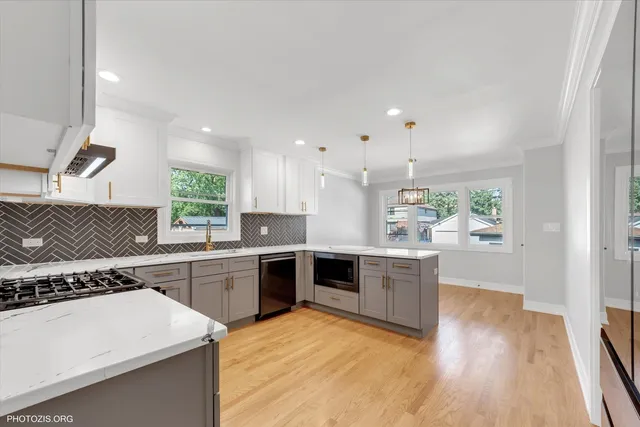 $465,000 | 9439 South 52nd Avenue, Oak Lawn, IL 60453