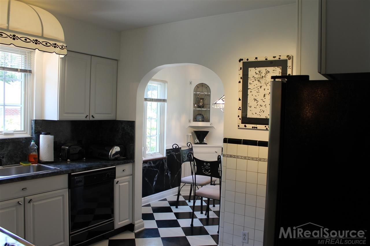 758 Barrington Road Grosse Pointe, MI 48230 - Photo 9 of 30 31299264-8.JPG