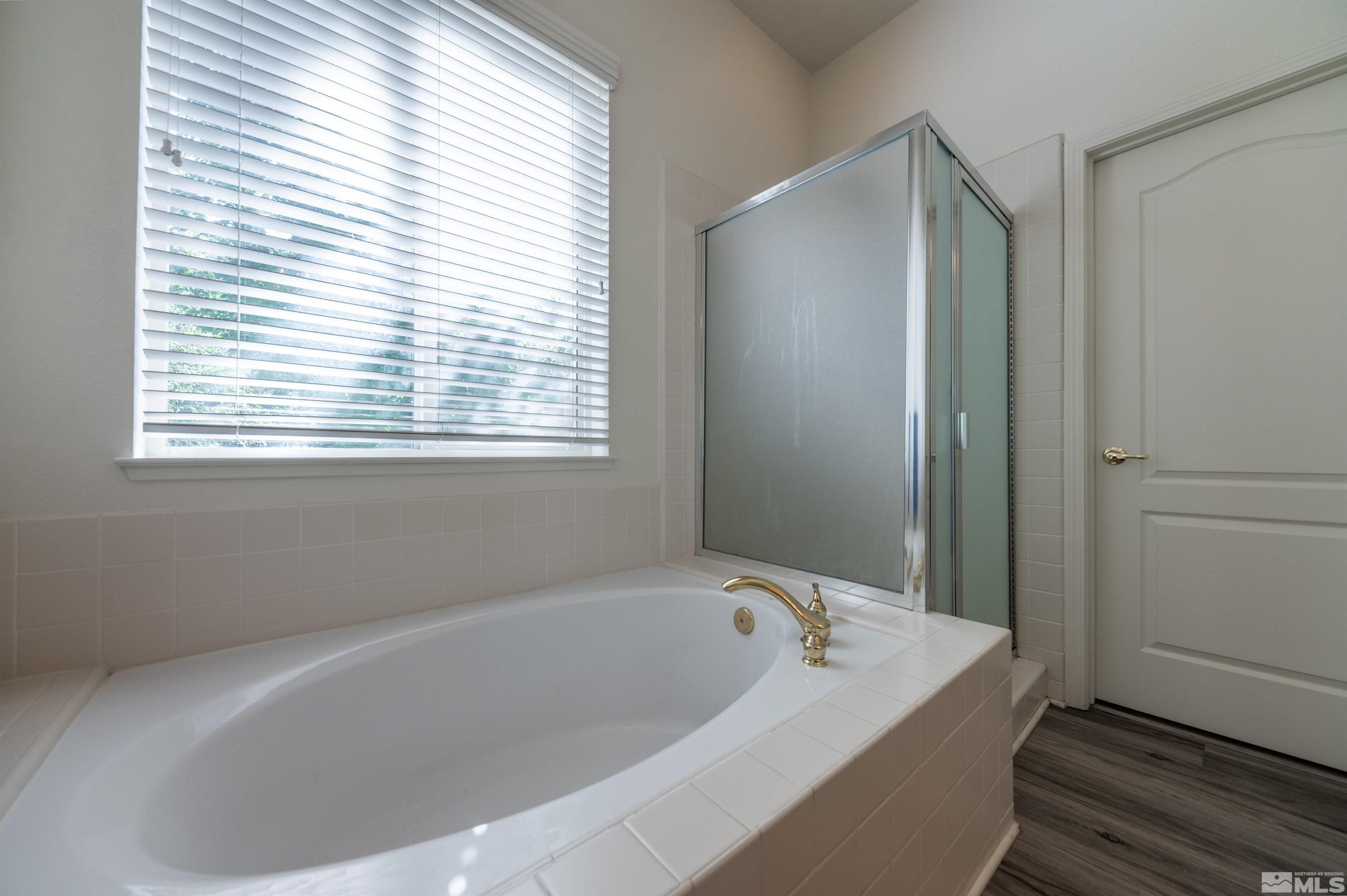 1462 Wessex Circle Reno, NV 89503 - Photo 17 of 40 a bathroom with a bathtub and a window