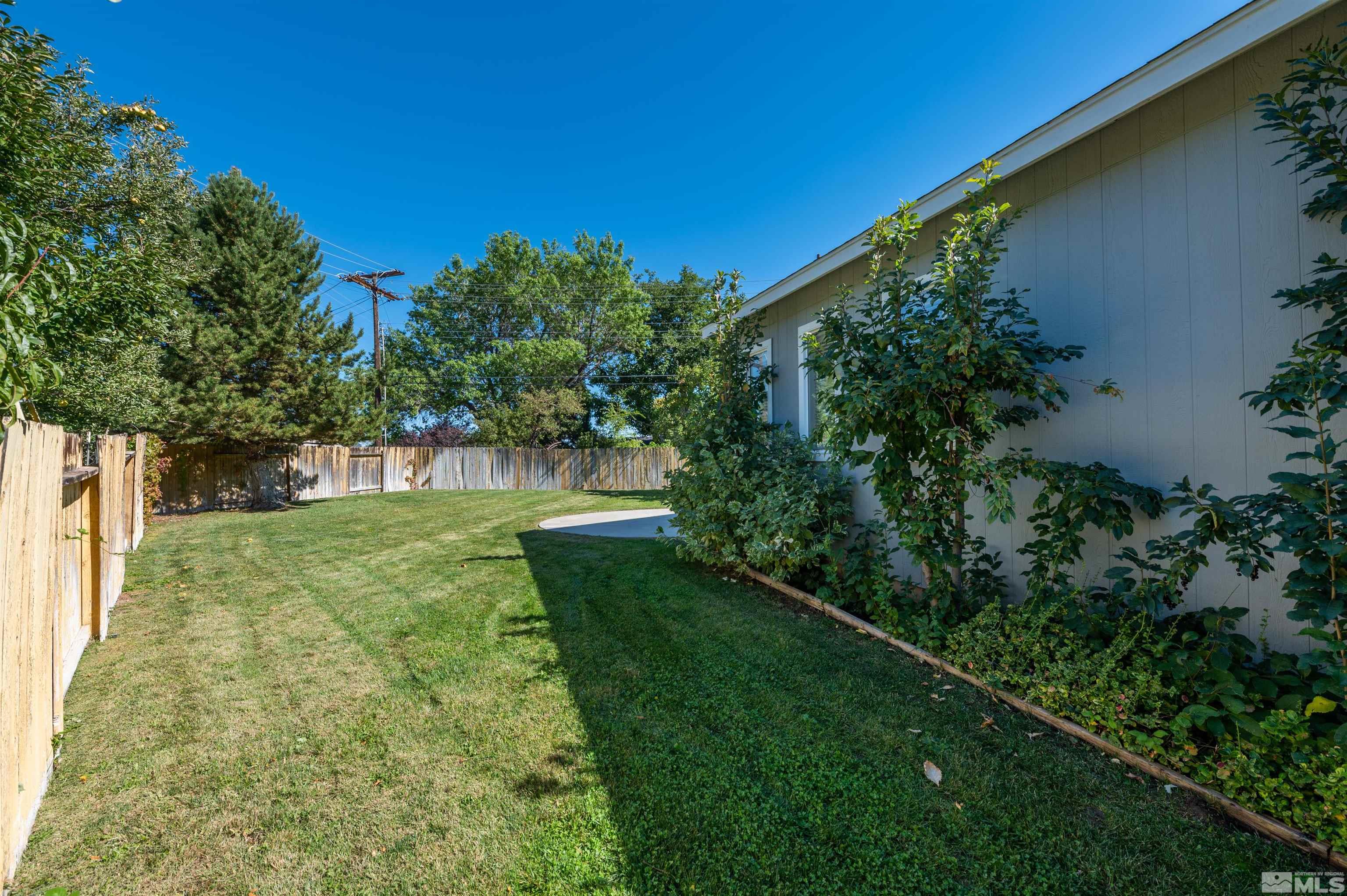 1462 Wessex Circle Reno, NV 89503 - Photo 24 of 40 a view of yard with green space