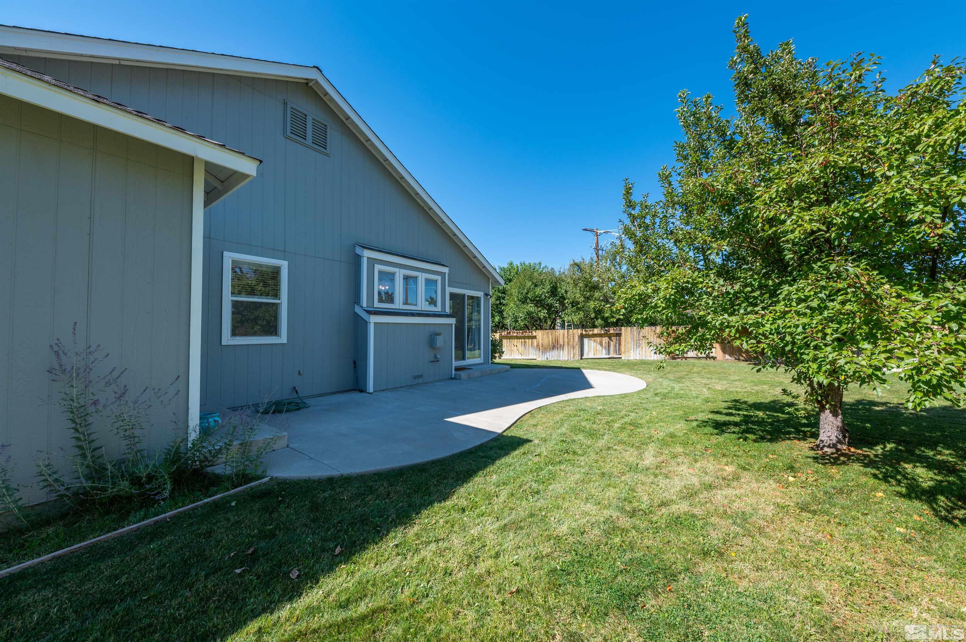 1462 Wessex Circle Reno, NV 89503 - Photo 27 of 40 a view of back yard of the house